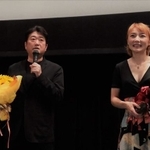 福岡・中洲大洋劇場での公開初日の舞台挨拶に立つ葉月(右)と下本地監督