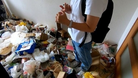 20代のゴミ屋敷片付けの依頼主とゴミが溜まった部屋 20代のゴミ屋敷片付けの依頼主とゴミが溜まった部屋