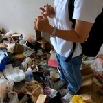 20代のゴミ屋敷片付けの依頼主とゴミが溜まった部屋