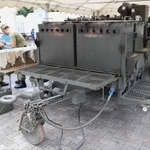 前方にある4つの釜でご飯を炊いていた