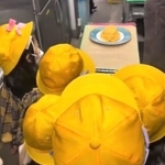 黄色い帽子に黄色いオムレツ!可愛くて、おいしそう♡(オムライスのプロさん提供、Twitterよりキャプチャ撮影)