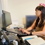 在宅で法務の業務に取り組む和田山加代子さん。週休3日の制度などを活用し、子どもの中学受験をサポートした