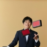この男性社員は得意のジャグリング風景を撮影。「学生時代からジャグリングをしており、今でもプライベートで公演を観に行くこともあります。今回の撮影写真はビジネス用というよりも、プライベートのSNSのアイコンでの使用などを考えています」(株式会社モリサワ提供)