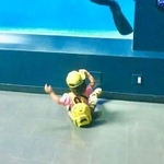 SNSで「腰の抜かし方が秀逸過ぎて」と話題になった写真(提供)