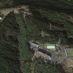 山頂エリアにある施設は航空自衛隊のレーダーサイト (C)Google