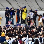 表彰式はシャンパンじゃ無くてレッドブルシャワー