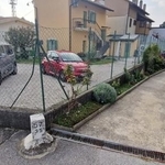 一見普通の街中の光景ですが…、実はこのフェンスで国が分かれています(画像提供:Jasumici Ivakiさん)