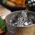 そば店での昼飲み…高齢女性2人は「安くておいしいわ」 ※イメージ写真 (kai/stock.adobe.com)