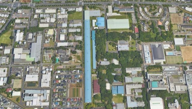 空から見えるながーい建物 (C) Google