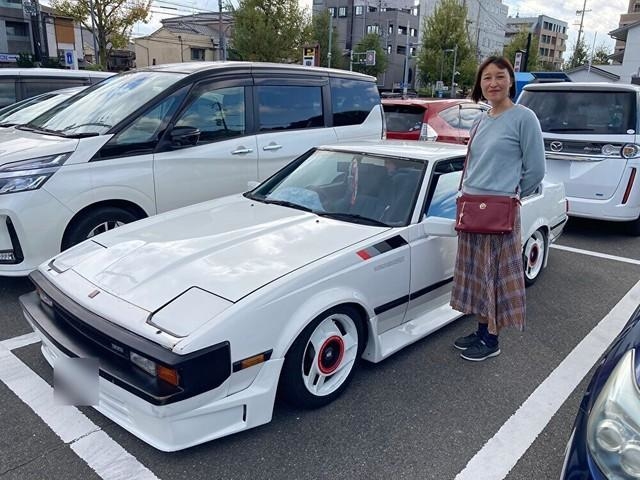 まささんがお母さんと行った京都旅行。愛車の前でポーズを取るお母さんをパチリ(提供画像)