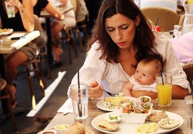 乳幼児連れの外食は大変なんです(dubova/stock.adobe.com)