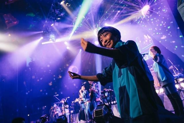 ライブでステージに立ち、手話通訳をするぺん子さん。まるでダンスを踊っているかのよう。