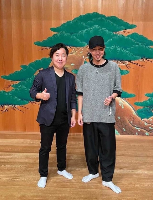 近本美幸さんと司会も担当するマジック&イリュージョンの峰龍さん(写真右)
