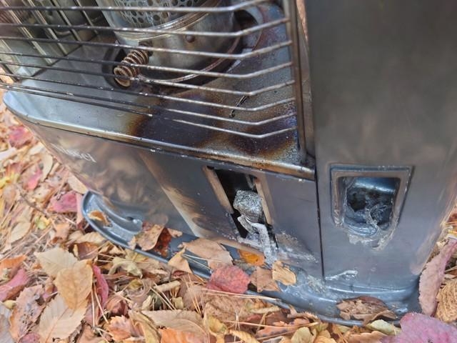 壊れて山中に捨てられていたストーブ。一部が黒焦げになっている(いずれも提供写真)