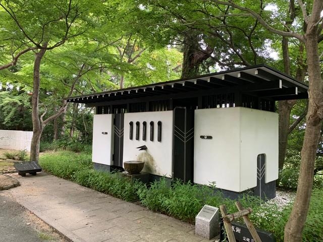 第5回西宮市都市景観賞のまちなみ建築部門を受賞した鷲林寺境内のトイレ(鷲林寺住職藤原栄善さん提供)