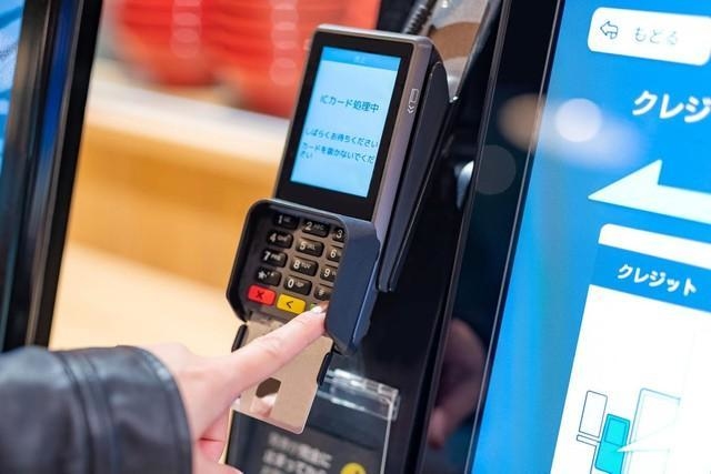 ポイント目当てでクレジットカードを使っていましたが… ※画像はイメージです(あんみつ姫/stock.adobe.com)