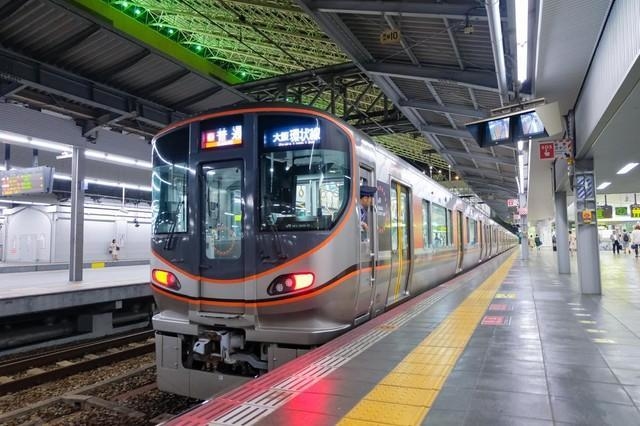 万博輸送の主役になると思われる323系(健太 上田/stock.adobe.com)