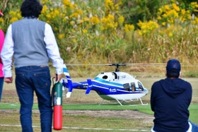 ガスタービンエンジンの始動時には、安全のため消火器が待機しています ガスタービンエンジンの始動時には、安全のため消火器が待機しています