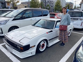 まささんがお母さんと行った京都旅行。愛車の前でポーズを取るお母さんをパチリ(提供画像) まささんがお母さんと行った京都旅行。愛車の前でポーズを取るお母さんをパチリ(提供画像)