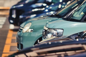 駐車場の車を見ると、何が分かる? ※イメージ写真(beeboys/stock.adobe.com) 駐車場の車を見ると、何が分かる? ※イメージ写真(beeboys/stock.adobe.com)