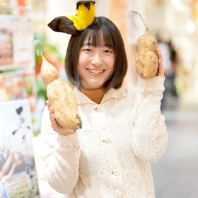 いもりんさん。南九州で栽培されているコガネセンガンを手に いもりんさん。南九州で栽培されているコガネセンガンを手に