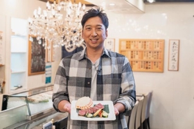 「まだ高知を訪れたことがない、高知の食材や料理を食べたことのない人には、まず手に取って食べてもらいたい」と話す藤川球児さん(提供写真) 「まだ高知を訪れたことがない、高知の食材や料理を食べたことのない人には、まず手に取って食べてもらいたい」と話す藤川球児さん(提供写真)