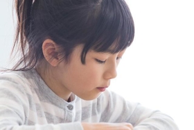 人見知りでおとなしい子ども…小学校でやっていけるか不安を感じたりしませんか? ※画像はイメージです(milatas/stock.adobe.com) 人見知りでおとなしい子ども…小学校でやっていけるか不安を感じたりしませんか? ※画像はイメージです(milatas/stock.adobe.com)