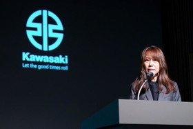 2021年10月6日に行われたカワサキモータース事業説明会に登壇し、スピーチするKMJ社長の桐野英子さん 2021年10月6日に行われたカワサキモータース事業説明会に登壇し、スピーチするKMJ社長の桐野英子さん