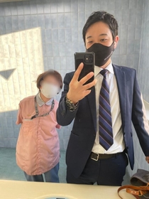 山田さん(右)と清掃員、温もりが伝わる画像=山田千紘(Chihiro Yamada)さん(@chi_kun_cq22)提供 山田さん(右)と清掃員、温もりが伝わる画像=山田千紘(Chihiro Yamada)さん(@chi_kun_cq22)提供