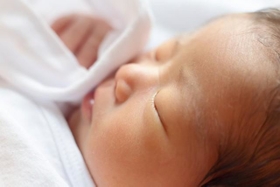 すやすやと眠る赤ちゃん、もしかして生まれたことに気づいていない…? ※写真はイメージ(ayaka_photo/stock.adobe.com) すやすやと眠る赤ちゃん、もしかして生まれたことに気づいていない…? ※写真はイメージ(ayaka_photo/stock.adobe.com)