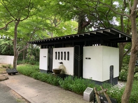 第5回西宮市都市景観賞のまちなみ建築部門を受賞した鷲林寺境内のトイレ(鷲林寺住職藤原栄善さん提供) 第5回西宮市都市景観賞のまちなみ建築部門を受賞した鷲林寺境内のトイレ(鷲林寺住職藤原栄善さん提供)