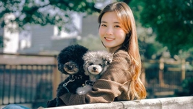 愛犬を抱っこする木村さん 愛犬を抱っこする木村さん