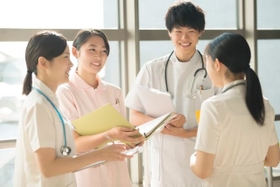 あなたが病院で出会った看護師も、トラベルナースかもしれません ※画像はイメージです(ohayou!/stock.adobe.com) あなたが病院で出会った看護師も、トラベルナースかもしれません ※画像はイメージです(ohayou!/stock.adobe.com)