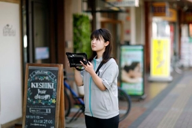 住宅地図調査員による調査の様子(ゼンリン提供) 住宅地図調査員による調査の様子(ゼンリン提供)