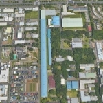 空から見えるながーい建物 (C) Google