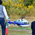 ガスタービンエンジンの始動時には、安全のため消火器が待機しています