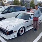 まささんがお母さんと行った京都旅行。愛車の前でポーズを取るお母さんをパチリ(提供画像)