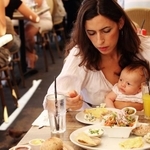 乳幼児連れの外食は大変なんです(dubova/stock.adobe.com)