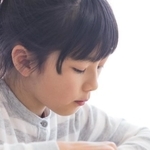 人見知りでおとなしい子ども…小学校でやっていけるか不安を感じたりしませんか? ※画像はイメージです(milatas/stock.adobe.com)
