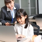 家庭学習と塾に切り替え、今では娘は生き生きとしています ※画像はイメージです(koumaru/stock.adobe.com)