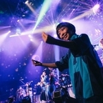 ライブでステージに立ち、手話通訳をするぺん子さん。まるでダンスを踊っているかのよう。