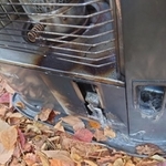 壊れて山中に捨てられていたストーブ。一部が黒焦げになっている(いずれも提供写真)