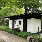 第5回西宮市都市景観賞のまちなみ建築部門を受賞した鷲林寺境内のトイレ(鷲林寺住職藤原栄善さん提供)
