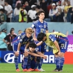 PK戦で敗れ落胆する三笘薫ら=アル・ジャノブ・スタジアム