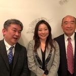 川上ミネさんと出会った2021年11月のパーティーにて。左は作家の真山仁さん