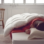 西川では、毛布は掛け布団の下にするのをおすすめしている。