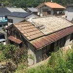 【ビフォー写真】覆われた雑草を取り払うと家屋の姿が現れた=神戸市長田区(西村さん提供)