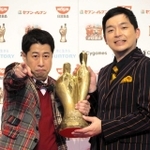 M-1大会後の記者会見で、優勝の喜びを語るウエストランドの井口浩之(左)と河本太(2022年12月18日撮影)