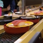 家族で行く回転寿司。楽しいですよね(xiaosan/stock.adobe.com)