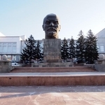 ウラン・ウデ中心部にあるレーニン像